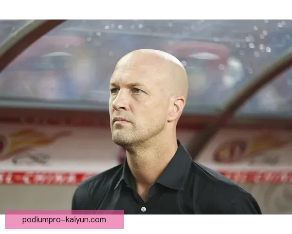 克鲁伊夫在球队中的核心作用持续发挥，战术灵活性备受关注