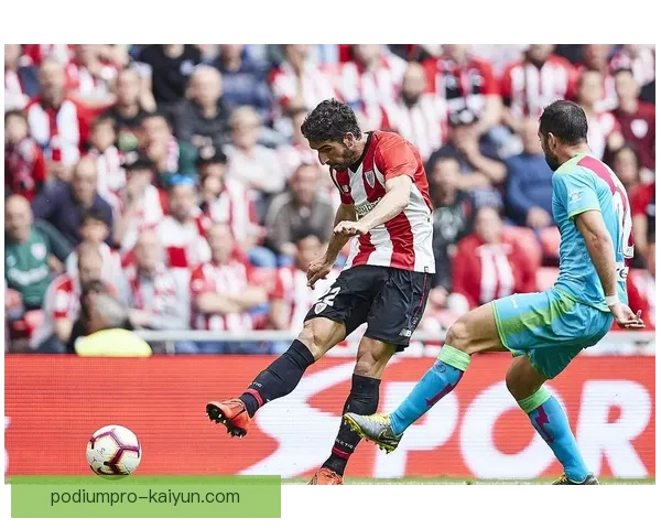 莱万多夫斯基与梅西表现对比，状态持续提升引发关注